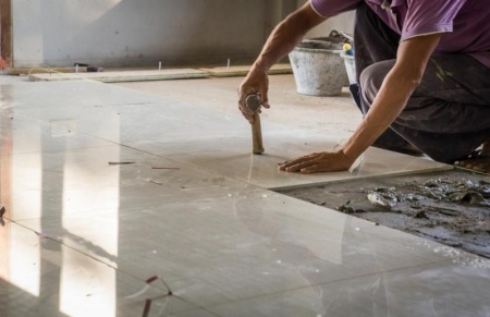 Les &eacute;tapes cl&eacute;s pour la pose de carrelage &agrave; Dammartin-en-Serve